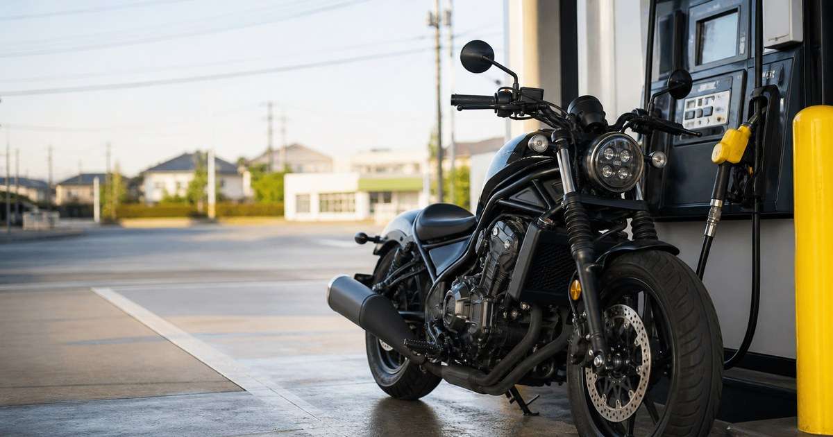 レブル1100の燃費を確認するために給油所で停車している黒い大型クルーザー