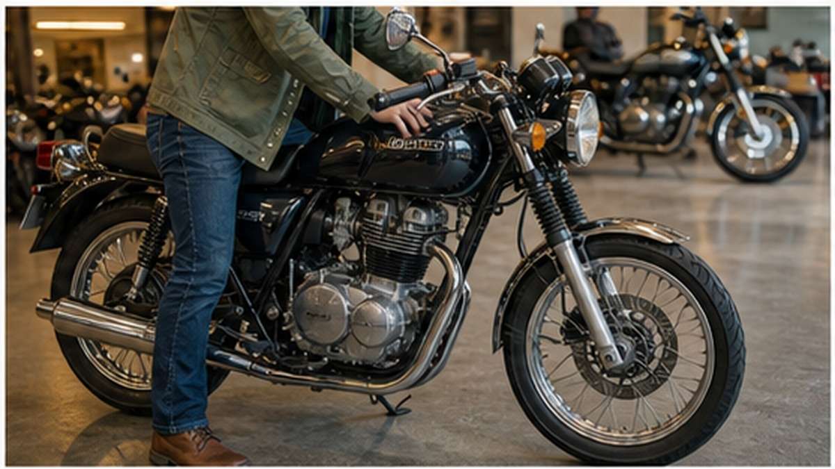 クラシックバイクにまたがり足つきと重さを確認するイメージ