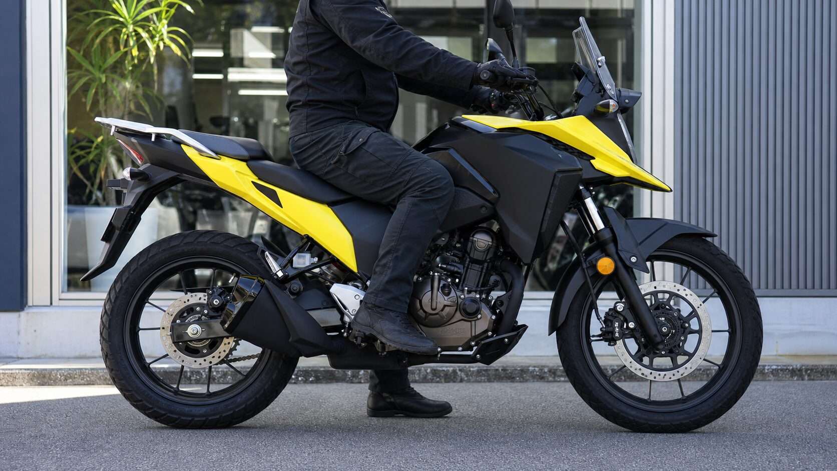 Vストローム250SX風のバイクにまたがり足つきを確認するライダー