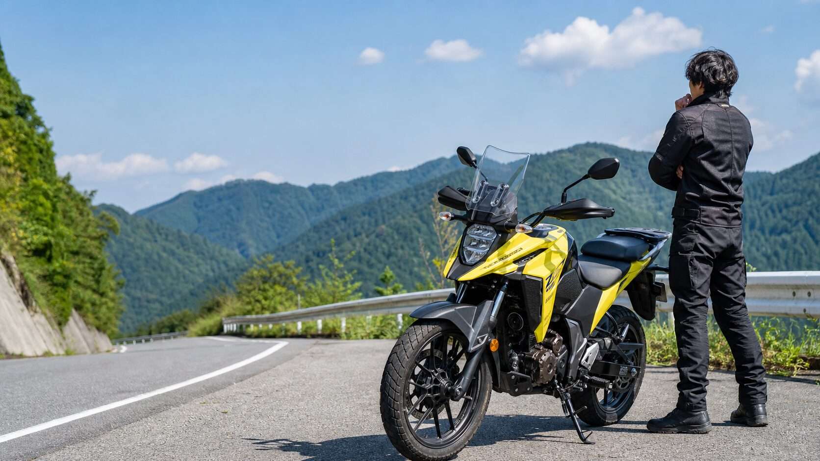 山道に停まるVストローム250SX風のアドベンチャーバイクとライダー